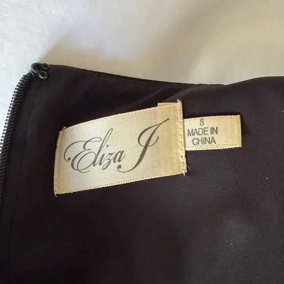 Eliza J Seamed Crepe Shift Dress in Black. Size 8 - Picture 5 of 8